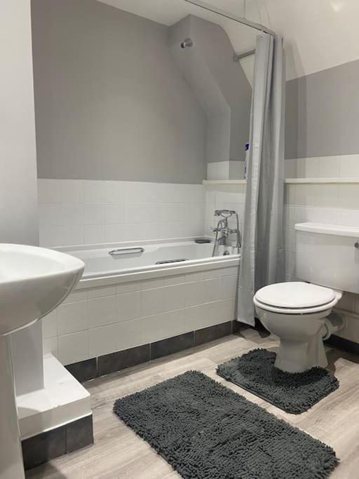 Lovely 2 Bedroom Penthouse Apartment In Chester - Free Parking!! Ngoại thất bức ảnh