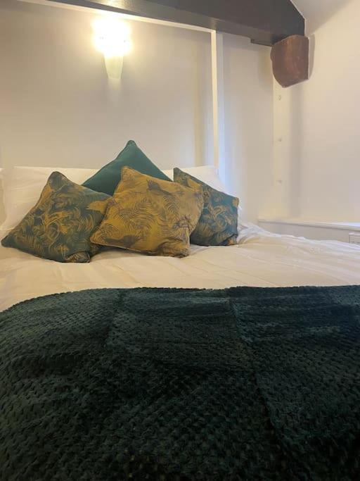 Lovely 2 Bedroom Penthouse Apartment In Chester - Free Parking!! Ngoại thất bức ảnh