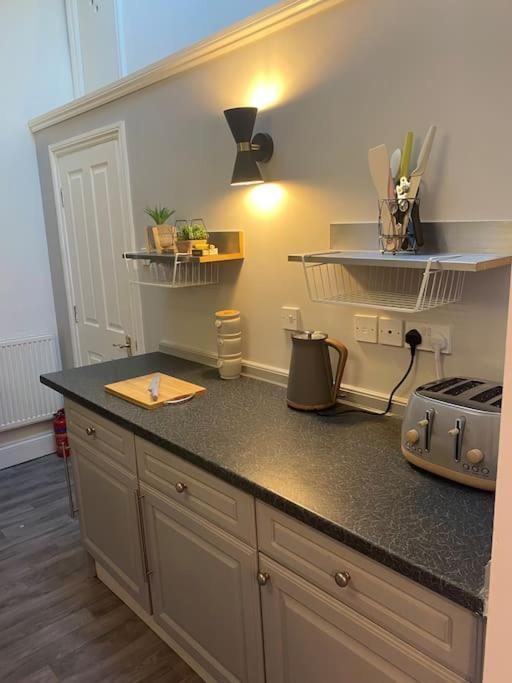 Lovely 2 Bedroom Penthouse Apartment In Chester - Free Parking!! Ngoại thất bức ảnh