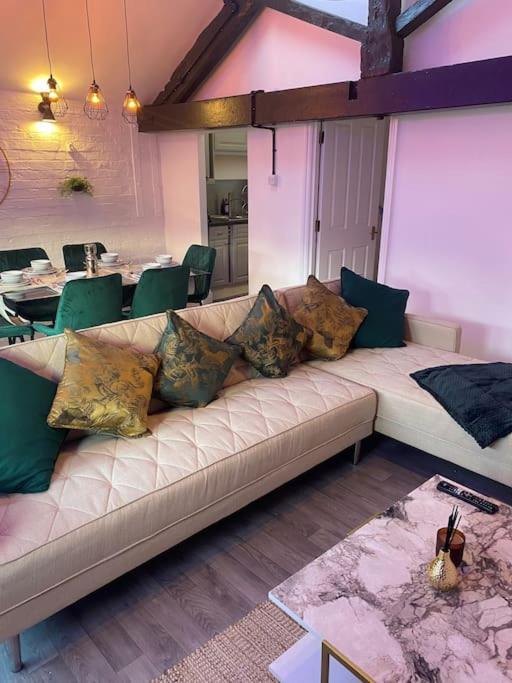 Lovely 2 Bedroom Penthouse Apartment In Chester - Free Parking!! Ngoại thất bức ảnh
