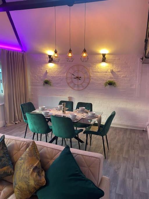 Lovely 2 Bedroom Penthouse Apartment In Chester - Free Parking!! Ngoại thất bức ảnh