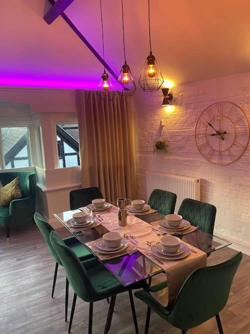 Lovely 2 Bedroom Penthouse Apartment In Chester - Free Parking!! Ngoại thất bức ảnh