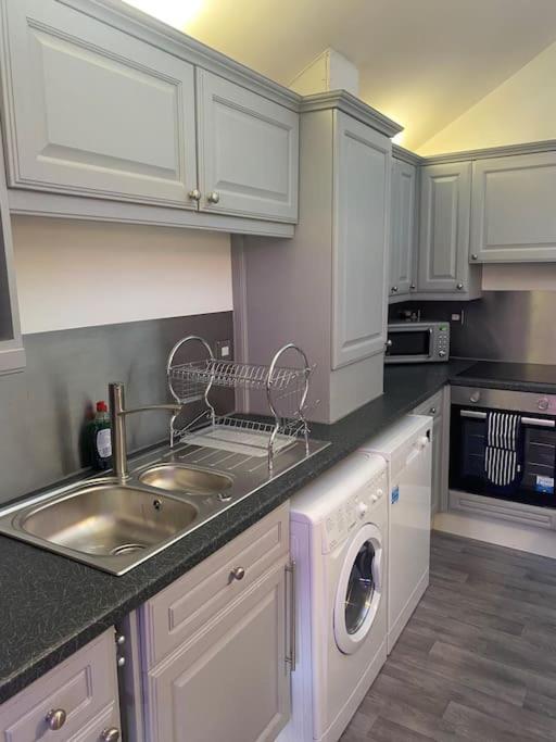 Lovely 2 Bedroom Penthouse Apartment In Chester - Free Parking!! Ngoại thất bức ảnh