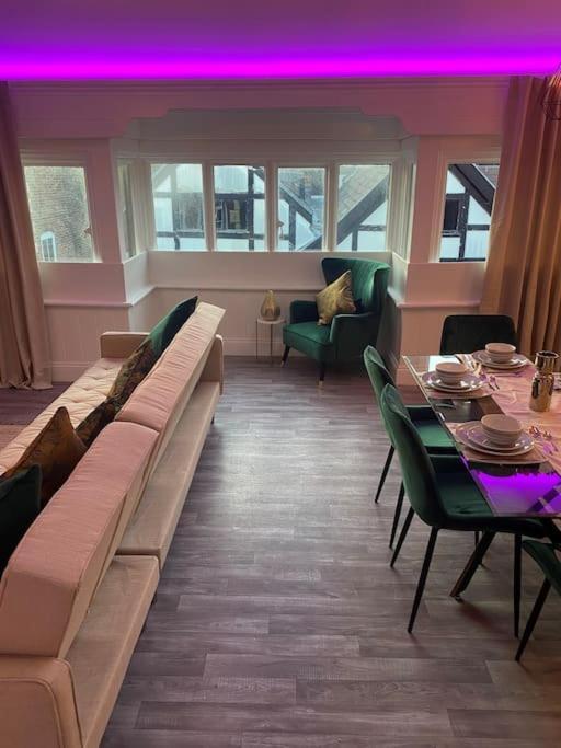 Lovely 2 Bedroom Penthouse Apartment In Chester - Free Parking!! Ngoại thất bức ảnh