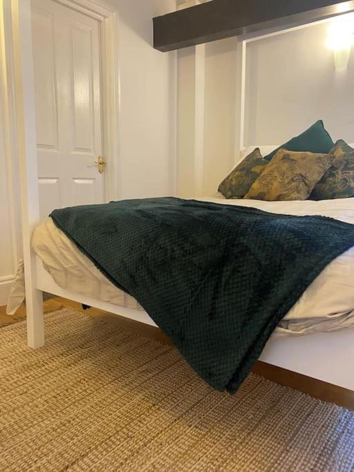 Lovely 2 Bedroom Penthouse Apartment In Chester - Free Parking!! Ngoại thất bức ảnh